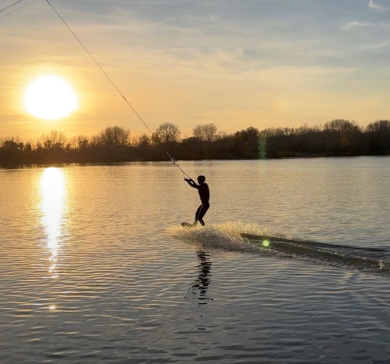 Вейкбордист на закате в Alpha wake park, Павлодар
